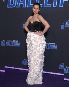 [2025.05.28] justjared_501913357_18510973057039320_6729484929993862709_n.jpg