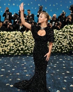 [2025.05.05] entertainmenttonight_495626113_18500085085012712_4959690188932802051_n.jpg