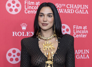 593531342_dua-lipa-66.jpg