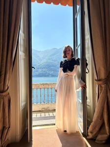 594757616_keira-knightley-british-voguechanel-cruise-show-2025-1.jpg