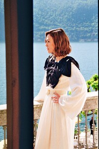 594757623_keira-knightley-british-voguechanel-cruise-show-2025-3.jpg