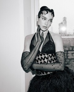 595735128_dualipa-20250506_084716-11.jpg