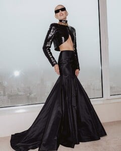 595752857_miley_metgalaphotoshoot_2025_001.jpg