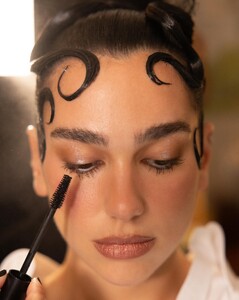 596042893_dualipa-20250507_054009-3.jpg