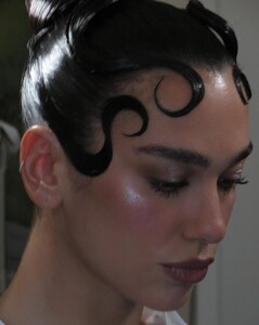 596042894_dualipa-20250507_054009-4.jpg