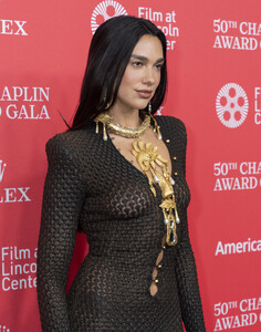 Dua_Lipa_at_50th_Chaplin_Award_Gala_in_New_York_04-28-2025__23_.jpg