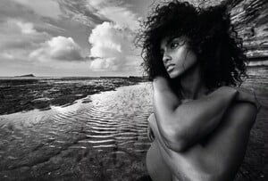 Imaan Hammam_Mario Sorrenti_Vogue FR _2025-06+07 (9).jpg