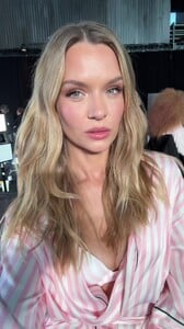 Josephine Skriver - TikTok 110.jpg