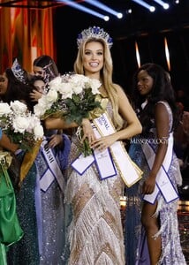 JustynaZ - MissSupranational'24 - 487067281_1084348887062363_8923961020682358814_n.jpg
