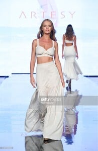 OliaArt - RunwayCatwalk - 377983_0fa2e68c803546b6a4ab0937c3c35496~mv2.jpg
