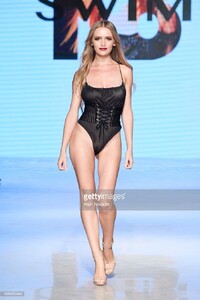OliaArt - RunwayCatwalk - 377983_783295cfc8df494aa674cd2e4cd3bfef~mv2.jpg