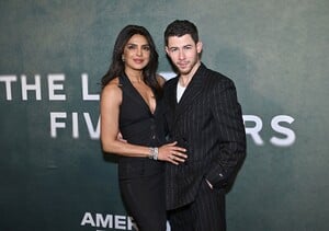 Priyanka_Chopra_Malaysia_281129~17.jpg