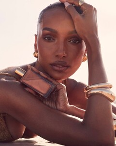 Skin, Meet Sunset.A lightweight, hydrating oil infused with golden shimmer to brighten and energize your skin while delivering a radiant, sun-kissed glow. Reveal your inner glow through a silky smooth blend of saf.jpg