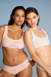 Victorias-Secret-2025-Summer-Devyn-Grace-Lacie-Blossom-Lace-Thong-Panty-Bra-2.jpg