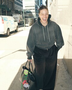 ashley-graham-casual-street-style-03.23.2025-1.jpg