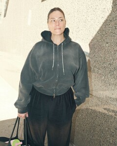 ashley-graham-casual-street-style-03.23.2025-4.jpg
