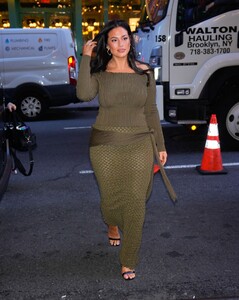 ashley-graham-promotes-broadway-debut-in-new-york-04.09.2025-0.jpg