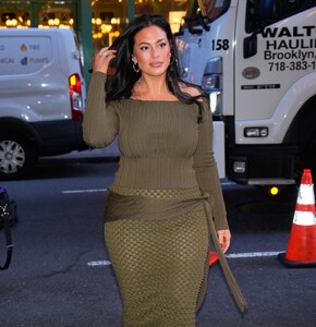 ashley-graham-promotes-broadway-debut-in-new-york-04.09.2025-3.jpg
