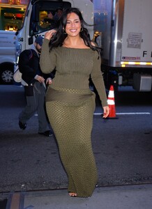 ashley-graham-promotes-broadway-debut-in-new-york-04.09.2025-5.jpg