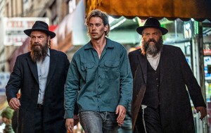 austin-butler-liev-schreiber-vincent-donofrio-caught-stealing-681334879a6f5.thumb.jpg.cf017f337f2c2aa123c34d3a703b8042.jpg