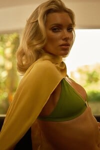 buckle_detail_bikini_top_1857-000019-0010_31_campaign.jpg