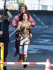 camila-mendes-on-the-set-of-masters-of-the-universe-in-london-05-10-2025-5.jpg