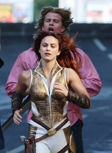 camila-mendes-on-the-set-of-masters-of-the-universe-in-london-05-10-2025-6.jpg