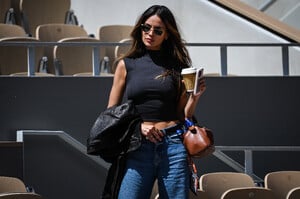 eiza-2.jpg