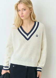 embroidered-crest-v-neck-jumper_2.jpg