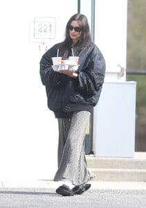 irina-shayk-hamptons-coffee-run-04.20.2025-0.jpg