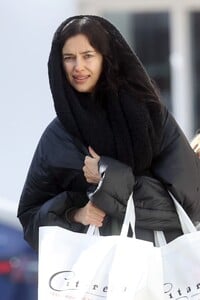 irina-shayk-spotted-shopping-in-the-hamptons-02.18.2025-1.jpg