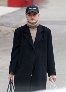 julia-garner-steps-out-amid-netflix-s-ftx-series-buzz-4.jpg