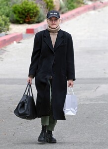 julia-garner-steps-out-amid-netflix-s-ftx-series-buzz-5.jpg