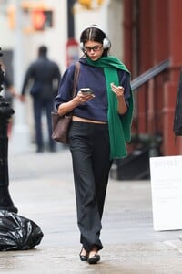 kaia-gerber-soho-style-casual-chic-4.jpg