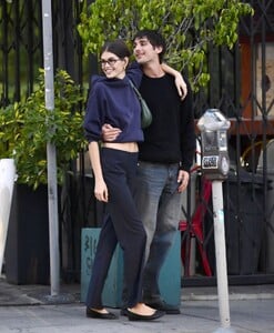 kaia-gerber-steps-out-in-effortless-la-style-03.29.2025-14.jpg