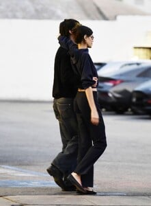kaia-gerber-steps-out-in-effortless-la-style-03.29.2025-5.jpg