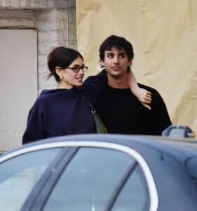 kaia-gerber-steps-out-in-effortless-la-style-03.29.2025-8.jpg
