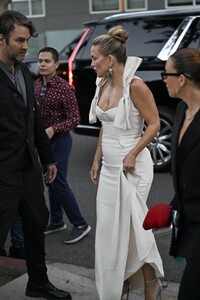 kate-hudson-rocks-bold-bows-at-fashion-trust-awards-0.jpg