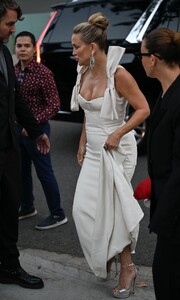 kate-hudson-rocks-bold-bows-at-fashion-trust-awards-1.jpg