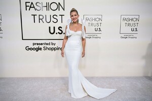 kate-hudson-rocks-bold-bows-at-fashion-trust-awards-10.jpg