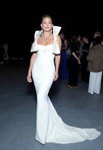 kate-hudson-rocks-bold-bows-at-fashion-trust-awards-6.jpg