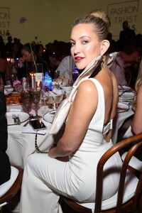 kate-hudson-rocks-bold-bows-at-fashion-trust-awards-7.jpg