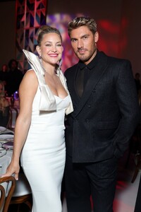 kate-hudson-rocks-bold-bows-at-fashion-trust-awards-8.jpg