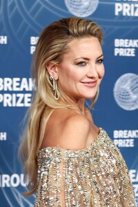 kate-hudson-shines-in-gold-at-breakthrough-prize-2025-7.jpg