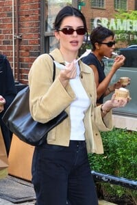 kendall-jenner-s-effortless-nyc-street-style-05.03.2025-6.jpg