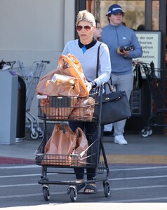lori-loughlin-grocery-shopping-in-palm-springs-04-06-2023-6.jpg
