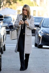 lori-loughlin-shopping-in-beverly-hills-01-23-2023-0.jpg