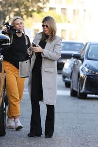 lori-loughlin-shopping-in-beverly-hills-01-23-2023-1.jpg