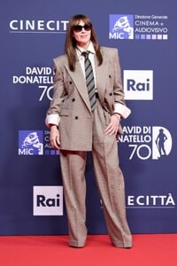 monica-bellucci-attends-the-photocall-during-the-70th-david-news-photo-1746646269.thumb.jpeg.efd3e6bac0d339b5425e4eb7471461bc.jpeg