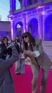 monicabellucci_fan.thumb.gif.4033ff82ad1667fcc4723b24ffc89ba5.gif